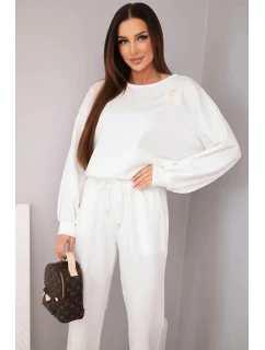 Dámska súprava maslového svetra s brošňou a rovných nohavíc ecru