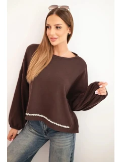 Dámska mikina s kapucňou s ozdobným lemom v spodnej časti hnedej farby