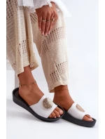 Zazoo 2920 Skórzane Klapki Damskie Na Koturnie Ze Złotym Detalem Białe Zazoo 2920 Skórzane Klapki Damskie Na Koturnie Ze Złotym Detalem Białe