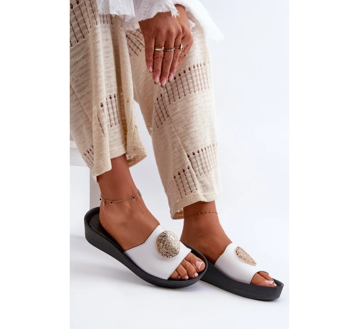 Zazoo 2920 Skórzane Klapki Damskie Na Koturnie Ze Złotym Detalem Białe Zazoo 2920 Skórzane Klapki Damskie Na Koturnie Ze Złotym Detalem Białe