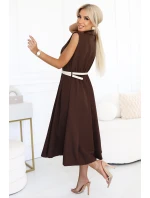 model 21232660 Elegantní midi košilka se zlatými knoflíky a páskem CHOCOLATE - numoco basic model 21232660 Elegantní midi košilka se zlatými knoflíky a páskem CHOCOLATE - numoco basic