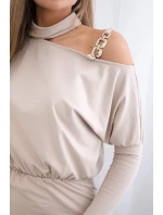 Šaty s ozdobou na ramene béžovej farby