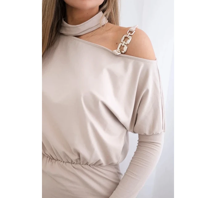 Šaty s ozdobou na ramene béžovej farby