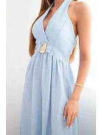 Dámske viskózové maxi šaty viazané za krkom s ozdobnou sponou modré