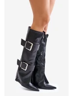 Kozačky ke kolenům na klínu s ohrnutým svrškem a sponami model 21677855 - Boto