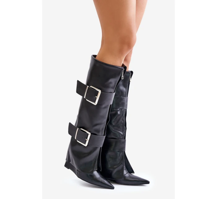 Kozačky ke kolenům na klínu s ohrnutým svrškem a sponami model 21677855 - Boto