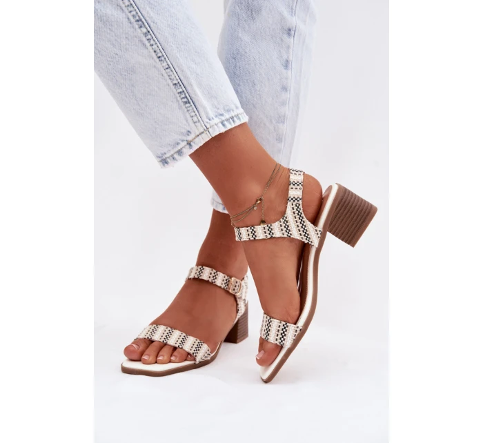 Sandále na podpätku model 225111 Vykročte štýlovo