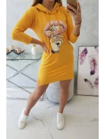 Šaty s dlhším chrbtom a farebnou horčicovou potlačou