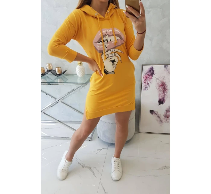 Šaty s dlhším chrbtom a farebnou horčicovou potlačou