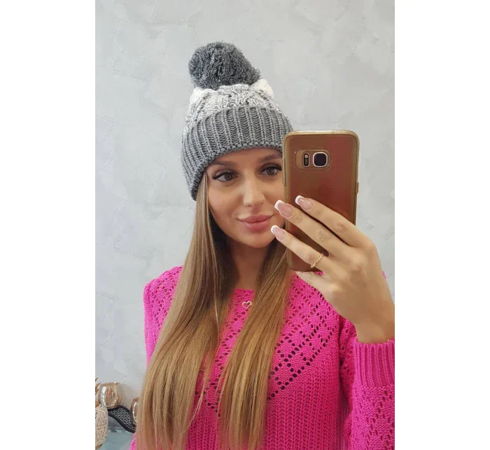 Dámská čepice s bambulí Abigail model 18751671 - K-Fashion Dámská čepice s bambulí Abigail model 18751671 - K-Fashion