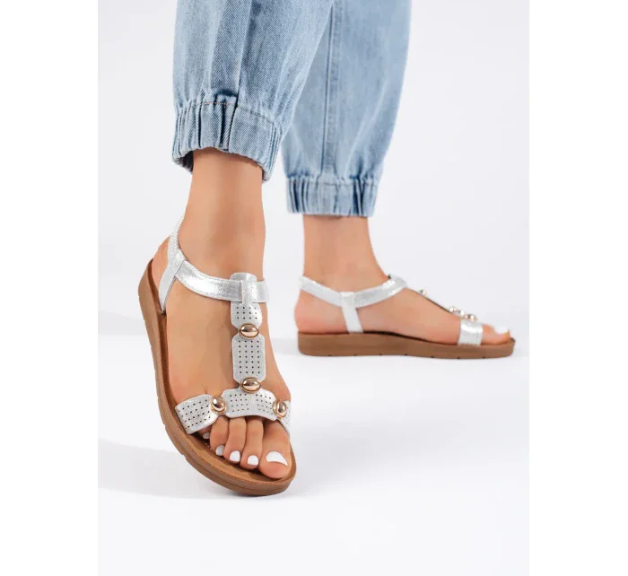 Moderné dámske strieborné sandále na plochom podpätku