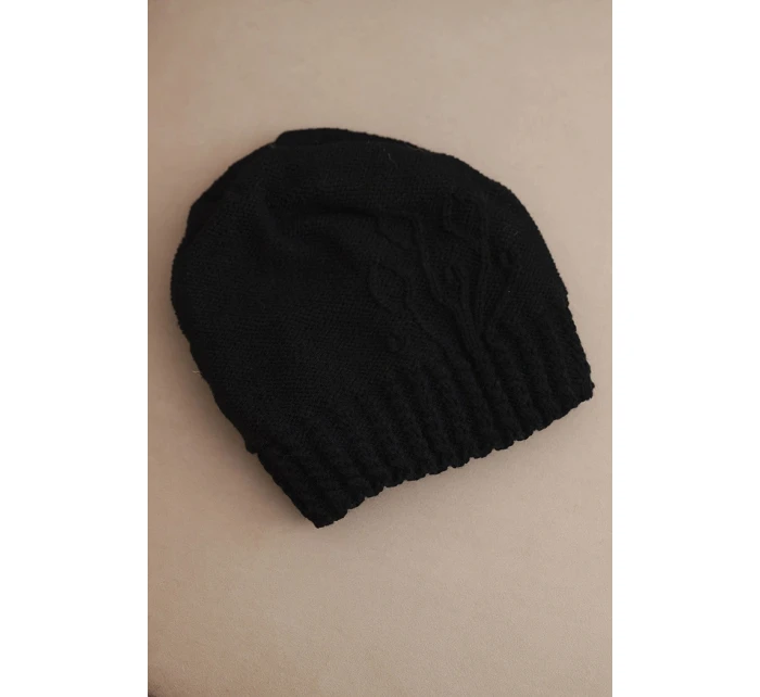 Dámska zimná vlnená čiapka s ozdobným razením K474 čierna