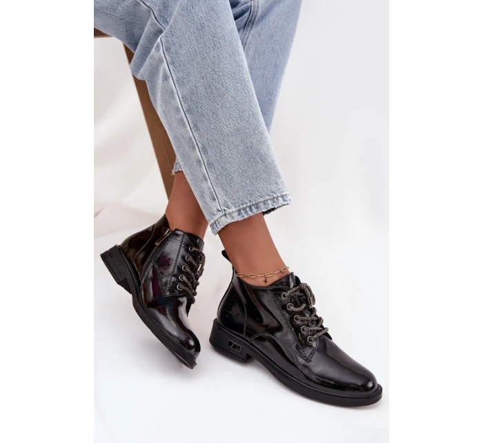 Kožené lakované dámské kotníčkové boty s ozdobným šněrováním model 21713881 Černé - D&A Kožené lakované dámské kotníčkové boty s ozdobným šněrováním model 21713881 Černé - D&A