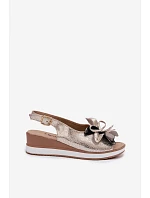 Kožené sandály na platformě s ozdobou model 22101402 Zlaté - S.Barski