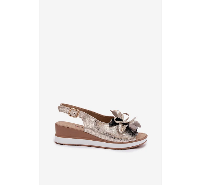 Kožené sandály na platformě s ozdobou model 22101402 Zlaté - S.Barski