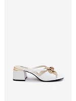 Kožené dámské sandály na podpatku s květinou bílé Catva