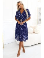 Smyslné bílé šaty s obálkovým výstřihem a ozdobným páskem tmavě modré model 21295804 - numoco basic