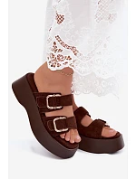 Dámske sandále na platforme so zlatými prackami a imitáciou semišu Hazelia Chocolate Dámske sandále na platforme so zlatými prackami a imitáciou semišu Hazelia Chocolate