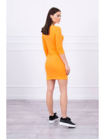 Priliehavé šaty s oranžovým neónovým výstrihom