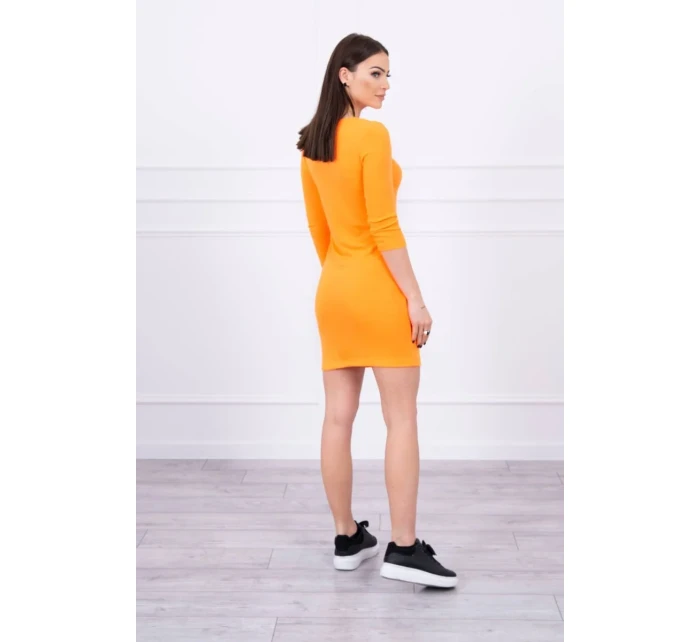 Priliehavé šaty s oranžovým neónovým výstrihom Priliehavé šaty s oranžovým neónovým výstrihom