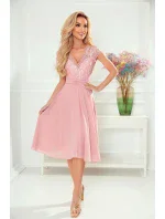 Dámské šifonové šaty ve špinavě růžové barvě s krajkovým výstřihem model 17445219 - numoco