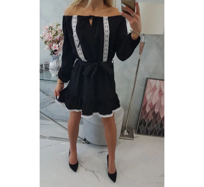 Šaty s otevřenými rameny a krajkou černé Šaty s otevřenými rameny a krajkou černé