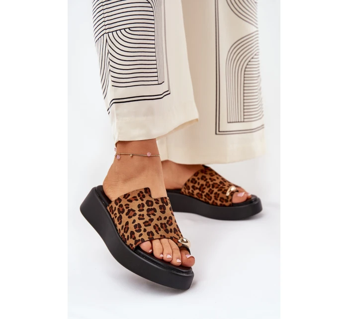 Dámské sandály na platformě a nízkém klínku s ozdobným detailem imitace leopardí kůže hnědé model 21688788 - Boto Dámské sandály na platformě a nízkém klínku s ozdobným detailem imitace leopardí kůže hnědé model 21688788 - Boto