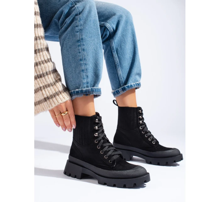 Moderní černé dámské kotníčkové boty na plochém podpatku Moderní černé dámské kotníčkové boty na plochém podpatku