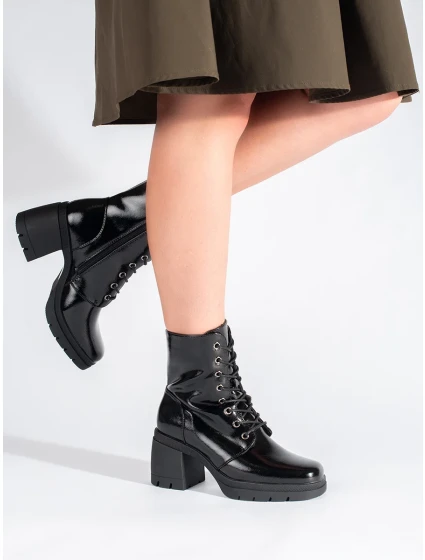 Moderní dámské kotníčkové boty černé na plochém podpatku Moderní dámské kotníčkové boty černé na plochém podpatku