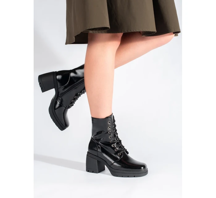 Moderní dámské kotníčkové boty černé na plochém podpatku Moderní dámské kotníčkové boty černé na plochém podpatku