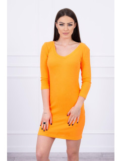 Šaty s výstrihom v neónovej oranžovej farbe
