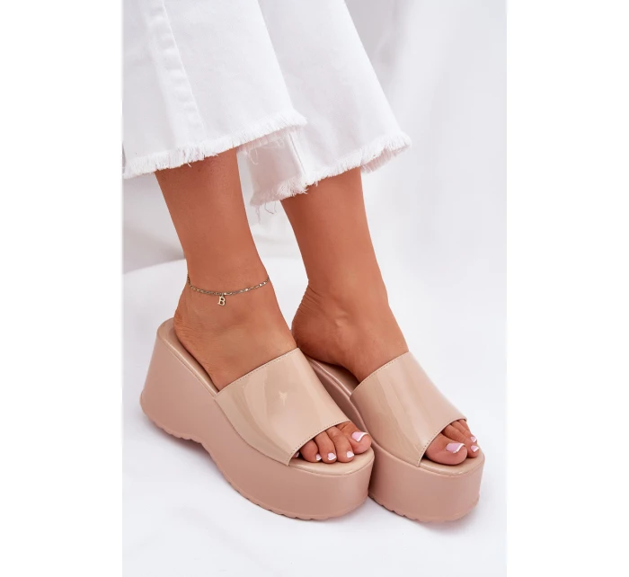 Lakierowane Klapki Damskie Na Platformie I Koturnie Beżowe Nellevia