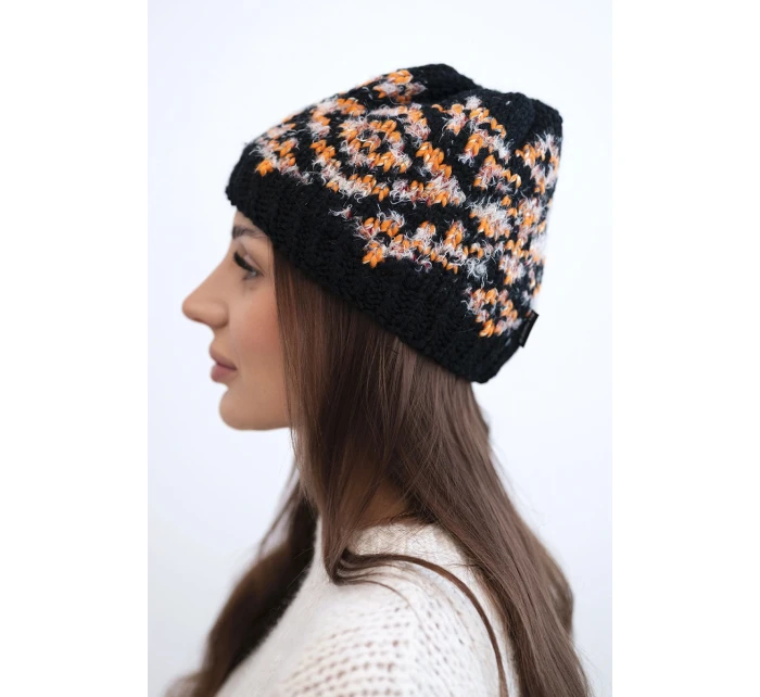 Dámska zimná čiapka s farebnými vzormi a hrubým úpletom K353 black+orange