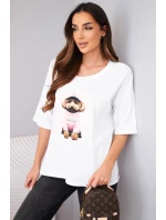 Dámska bavlnená blúzka oversize s krátkymi rukávmi a véčkovou potlačou biela Dámska bavlnená blúzka oversize s krátkymi rukávmi a véčkovou potlačou biela