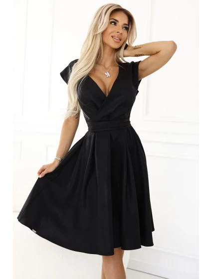 SCARLETT Černé dámské rozšířené šaty s přeloženým obálkovým výstřihem a páskem model 20850667 - numoco SCARLETT Černé dámské rozšířené šaty s přeloženým obálkovým výstřihem a páskem model 20850667 - numoco