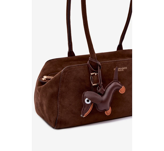 Kožená kabelka z imitace semiše s přívěskem Jezevčík Čokoládová Noely