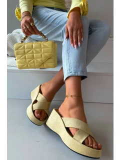 Dámské pantofle na platformě z žluté model 21919321 - Boto