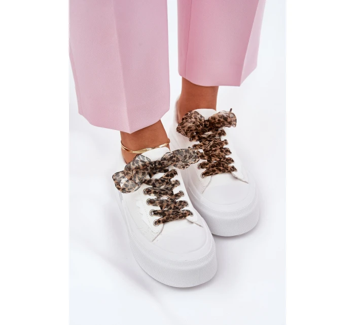 Dámské tenisky na masivní platformě s ozdobným šněrováním bílé model 21689278 - Boto Dámské tenisky na masivní platformě s ozdobným šněrováním bílé model 21689278 - Boto