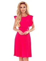 Dámské plisované šaty v malinové barvě s opaskem model 17996554 - numoco Dámské plisované šaty v malinové barvě s opaskem model 17996554 - numoco