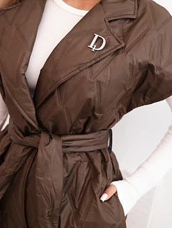 Dámska prešívaná vesta s opaskom a širokým golierom hnedá