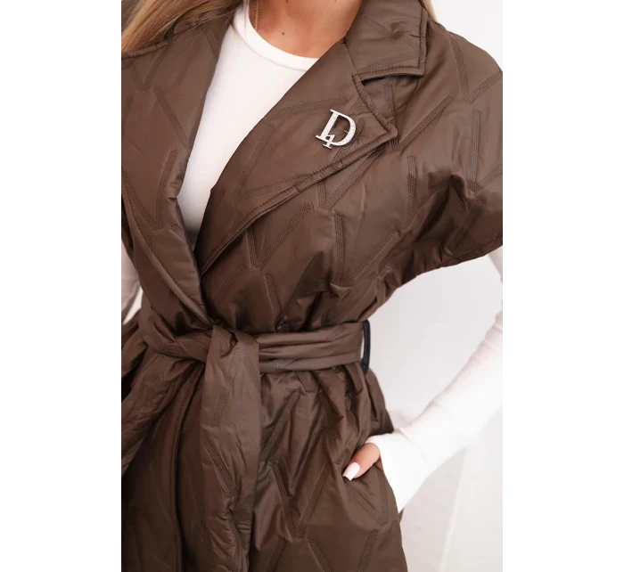 Dámska prešívaná vesta s opaskom a širokým golierom hnedá