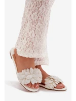 Dámské ploché s ozdobou bílé model 22032049 - Boto Dámské ploché s ozdobou bílé model 22032049 - Boto