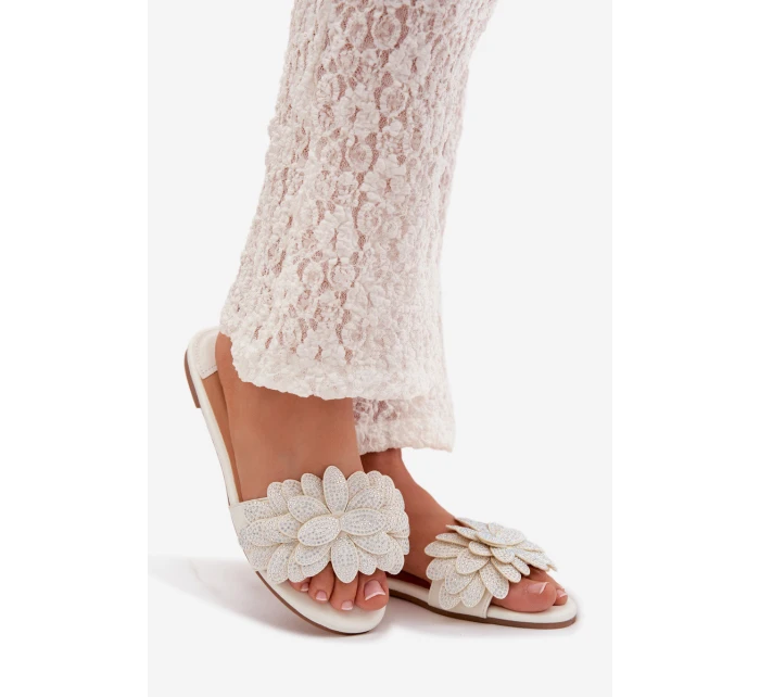 Dámské ploché s ozdobou bílé model 22032049 - Boto Dámské ploché s ozdobou bílé model 22032049 - Boto