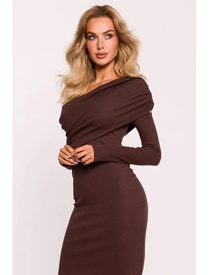 Asymetrické úpletové šaty model 21787045 hnědé - Moe Asymetrické úpletové šaty model 21787045 hnědé - Moe