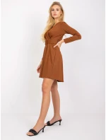 Šaty DHJ SK model 17002688 světle hnědá - FPrice Šaty DHJ SK model 17002688 světle hnědá - FPrice