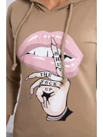 Šaty s delšími zády a barevným model 18745252 potiskem - K-Fashion Šaty s delšími zády a barevným model 18745252 potiskem - K-Fashion