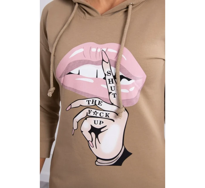 Šaty s delšími zády a barevným model 18745252 potiskem - K-Fashion Šaty s delšími zády a barevným model 18745252 potiskem - K-Fashion