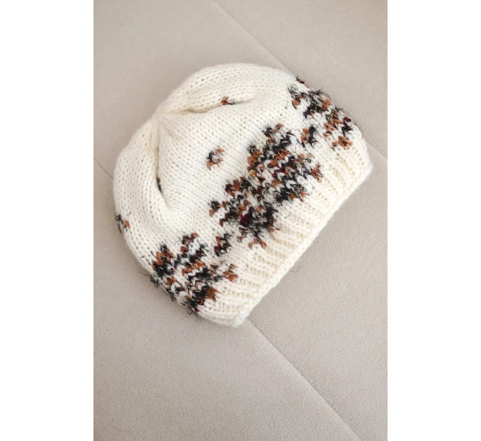 Dámska zimná čiapka s nórskym vzorom a silným úpletom K351 ecru+red Dámska zimná čiapka s nórskym vzorom a silným úpletom K351 ecru+red