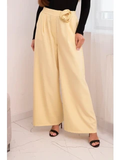 Dámske elegantné nohavice so širokými nohavicami a ozdobným kvetom žltej farby
