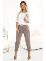 Pohodlná halenka s květinovou aplikací na  ECRU model 22077560 - numoco basic